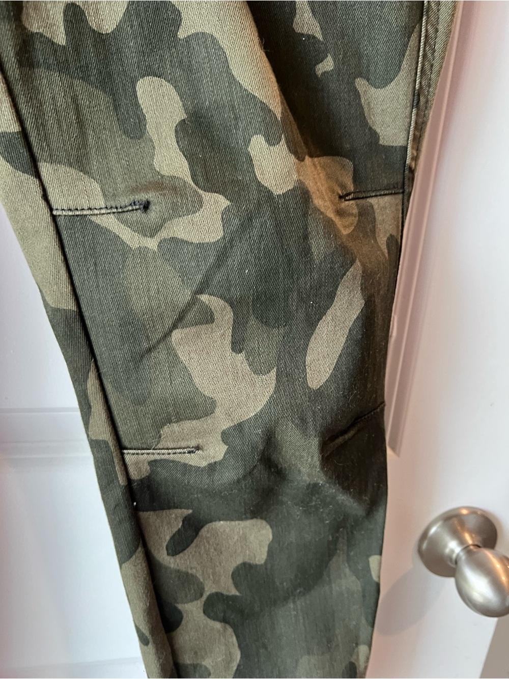 White House Black Market Camouflage The Slim Ankle jeans. Size 12 - Picture 5 of 13